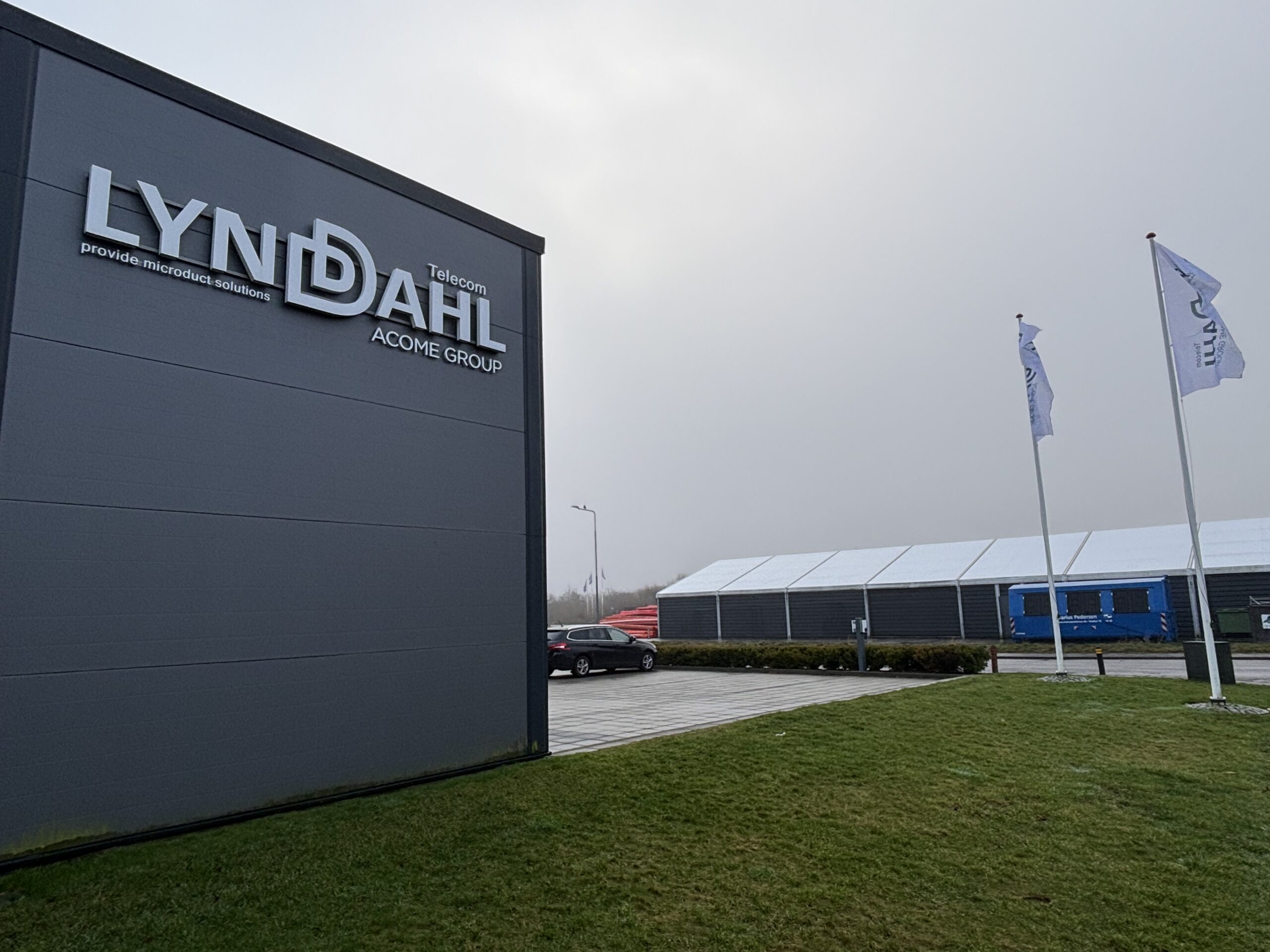 Facadebogstaver med logo monteret på erhvervsbygning hos Lynddahl, der skaber tydelig og professionel facadeskiltning.