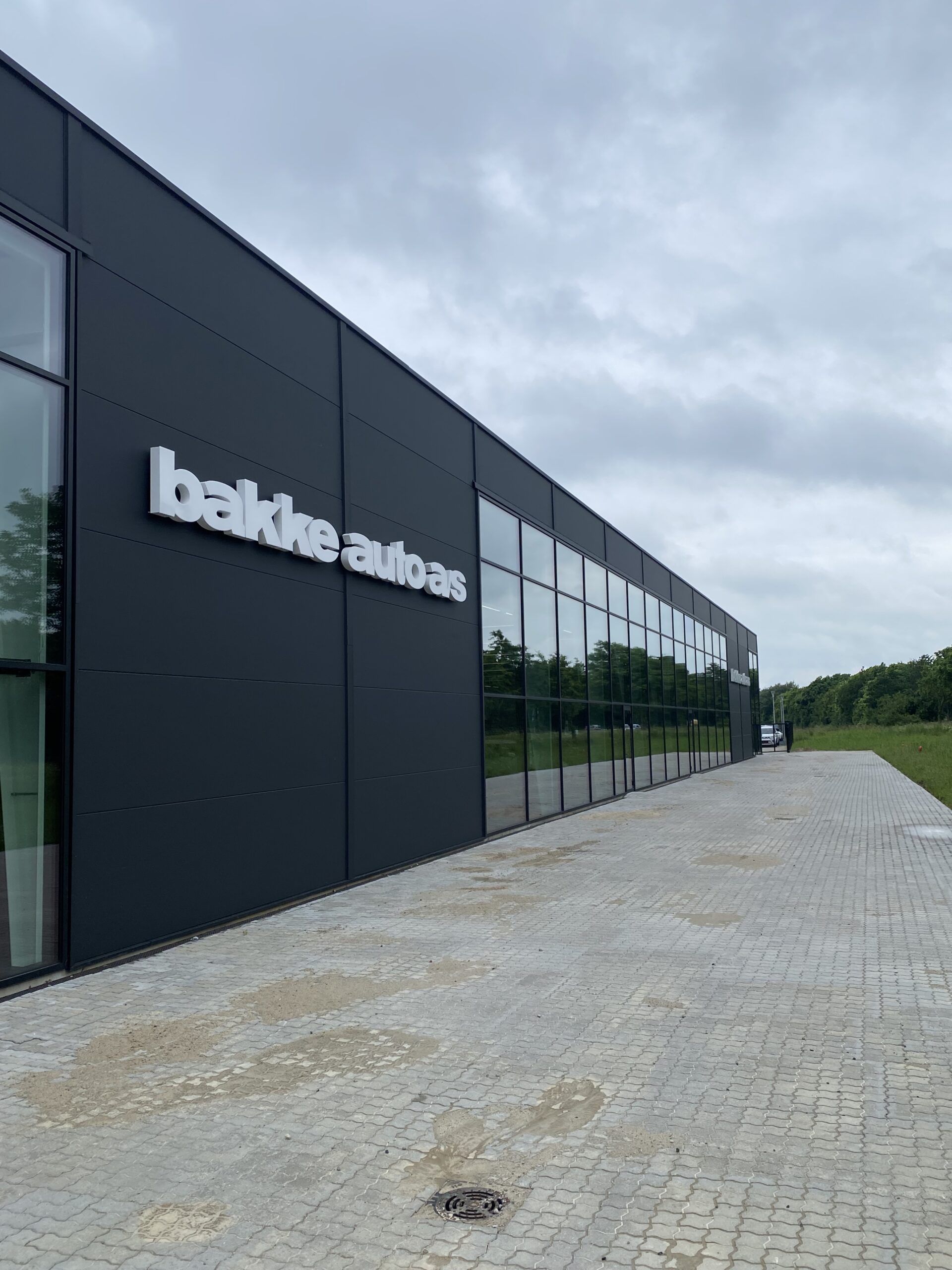 3D-bogstaver i hvid akryl monteret på facaden hos Bakke Auto.
