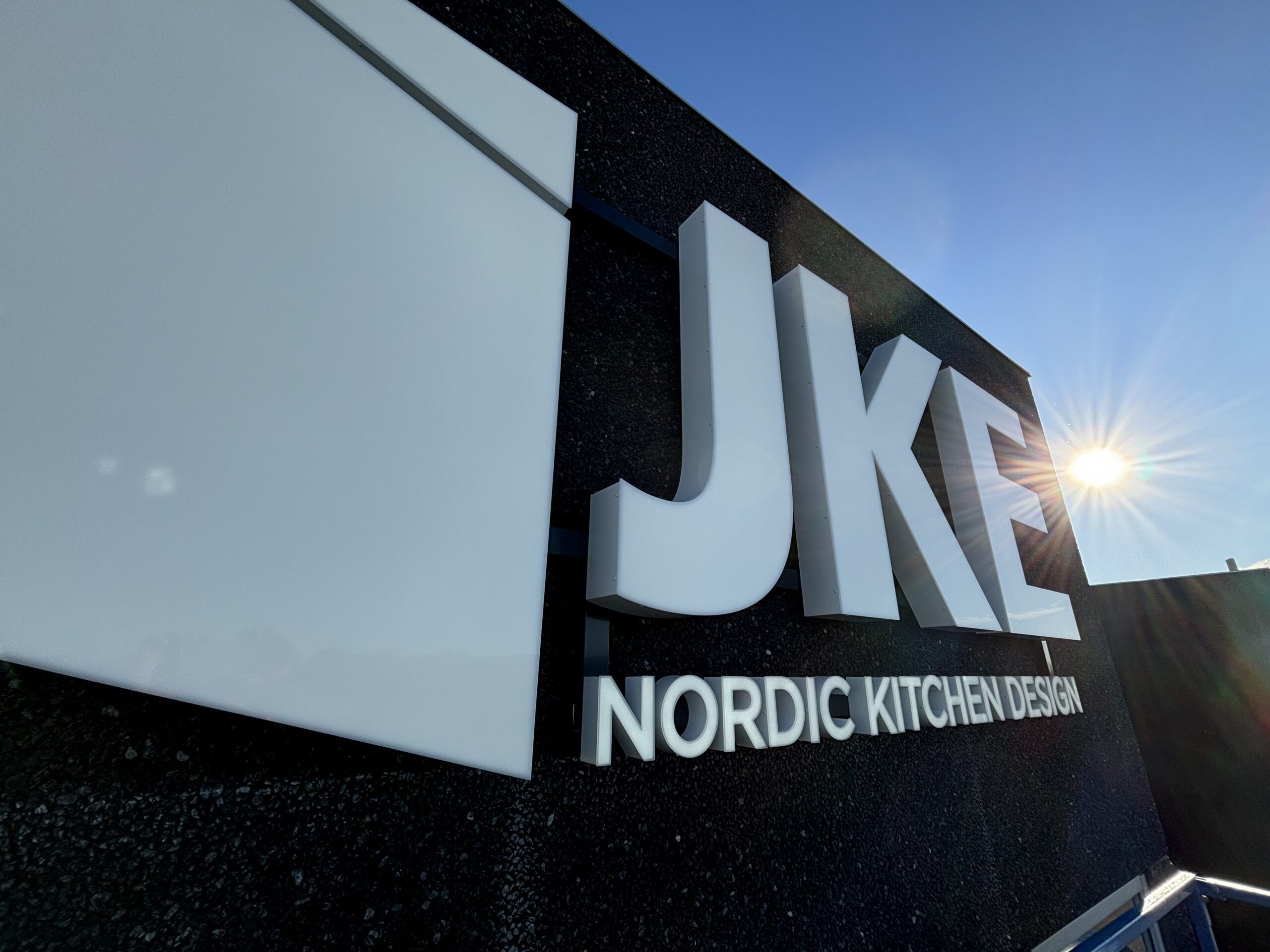 Markant facadelogo med store 3D-bogstaver monteret på bygningen hos JKE, udført som professionel og synlig facadeskiltning.