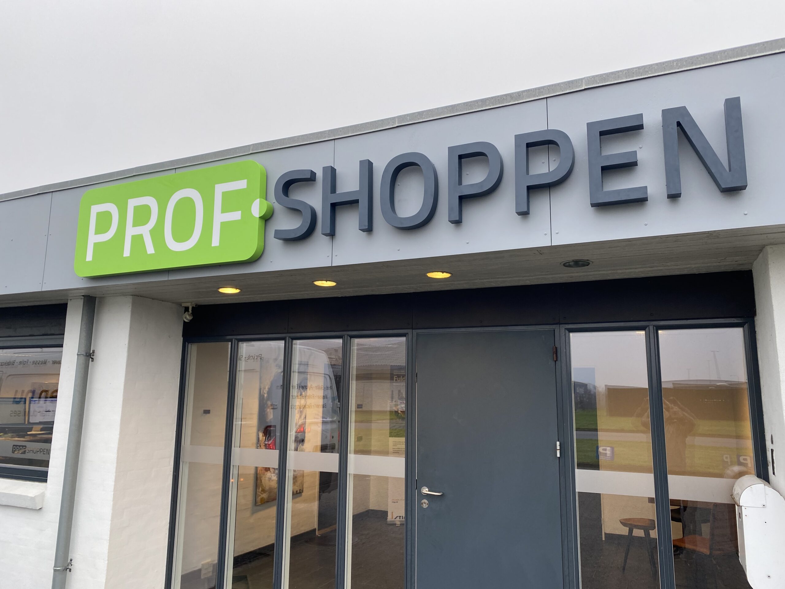 Facadebogstaver med butiksskilt for Prof Shoppen, monteret på facaden og skabt til tydelig og professionel butiksskiltning.