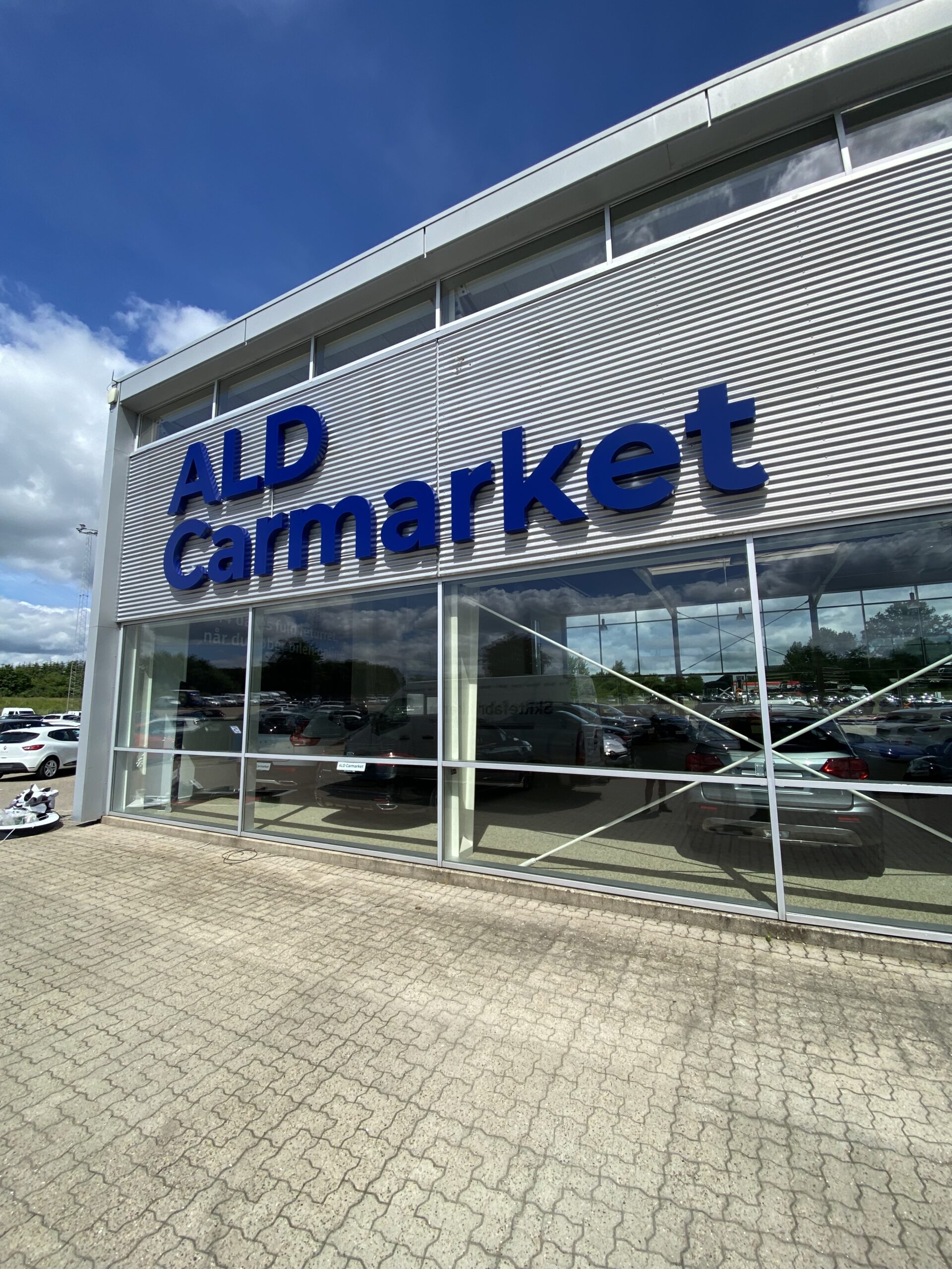 Store facadebogstaver monteret på erhvervsbygning hos ALD Carmarket, der sikrer høj synlighed og professionel facadeskiltning.