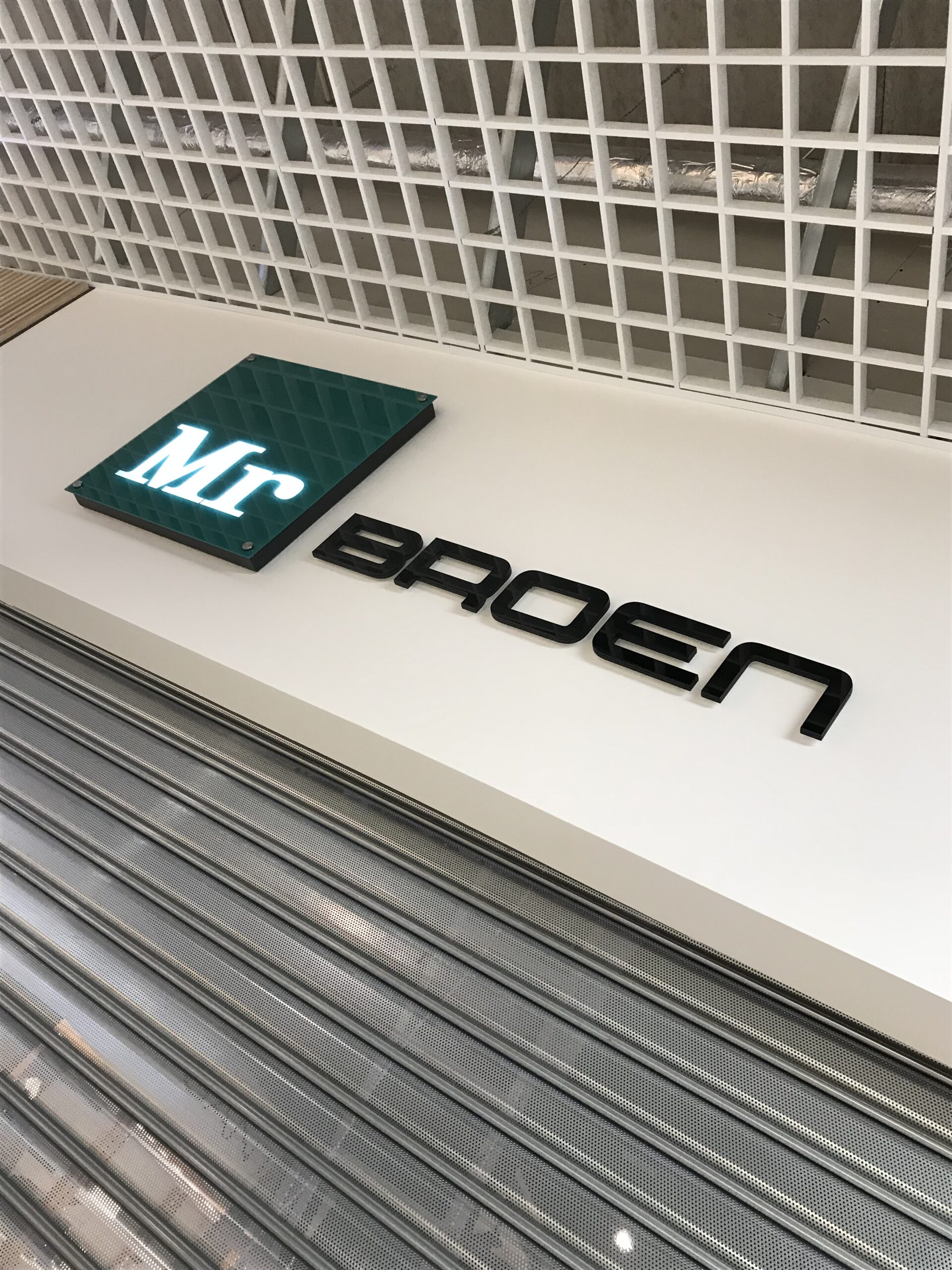 Butiksskilt med logo og integreret lys hos Mr. Broen i Broen Shoppingcenter, monteret som indendørs facadeskiltning.