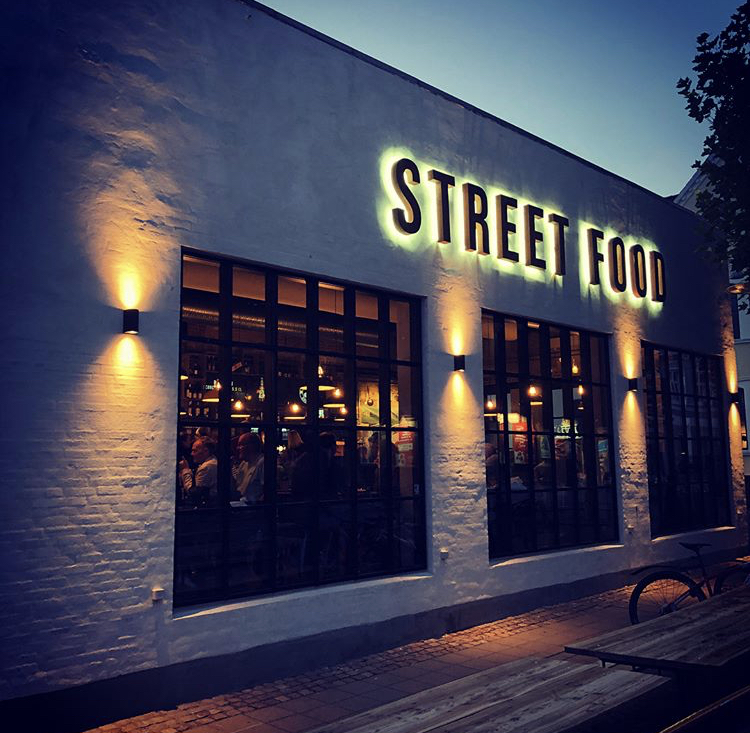 Oplyste facadebogstaver for Urbania Street Food i Fredericia, der skaber markant synlighed og stemningsfuld facadeskiltning.