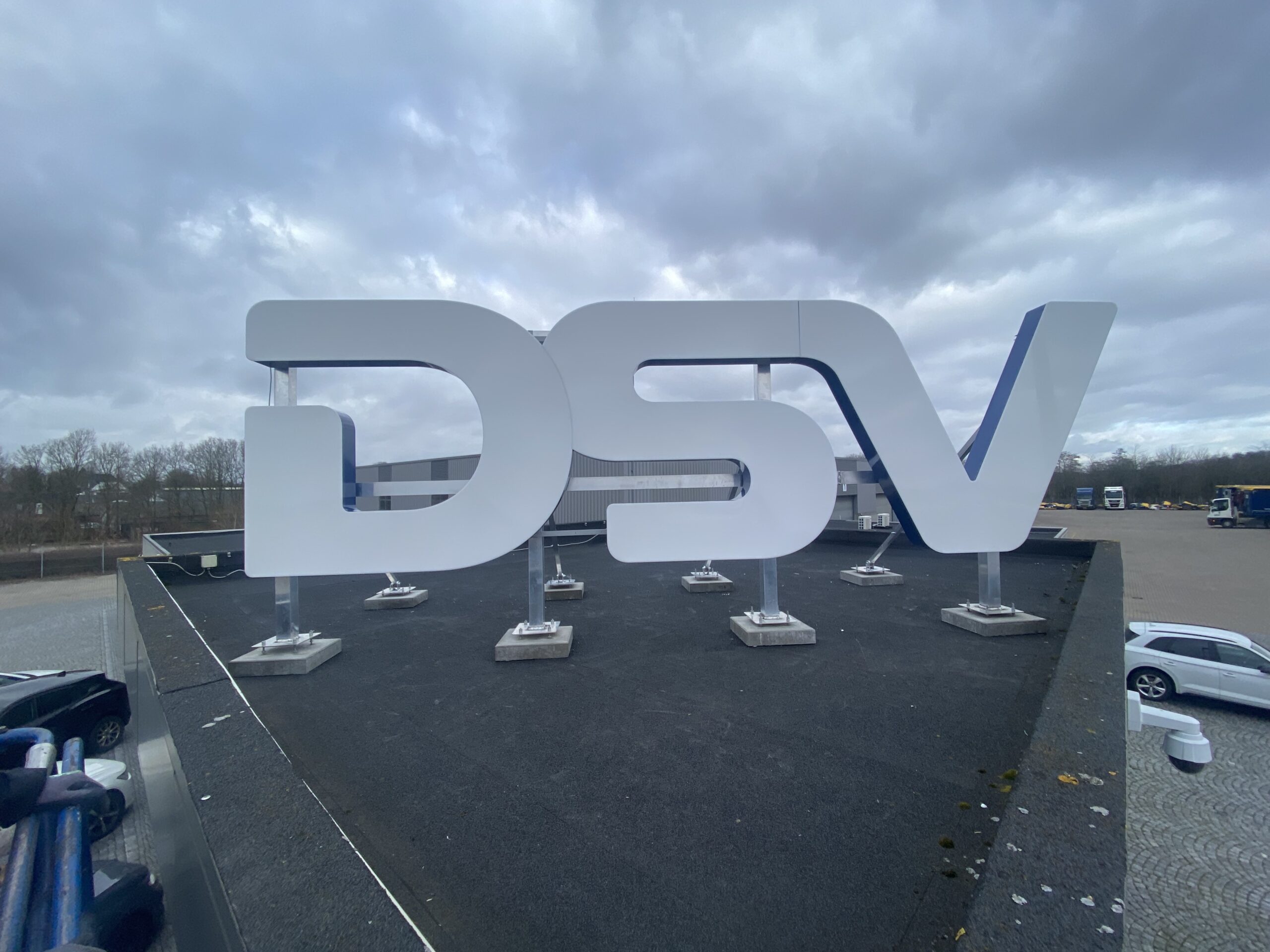 Store 3D-bogstaver monteret på taget hos DSV, der skaber markant synlighed og professionel facadeskiltning på afstand.