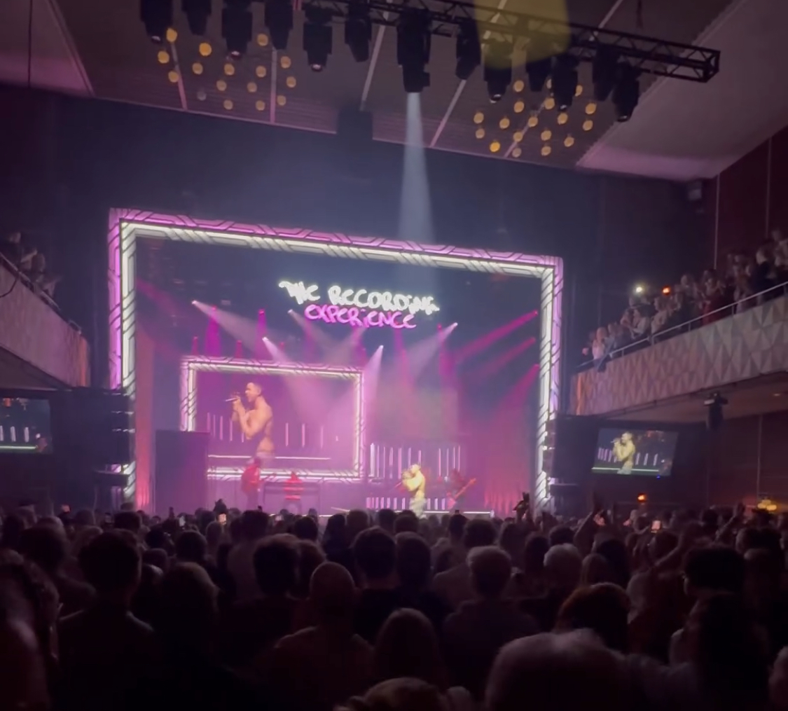 Produktion af specialfremstillet logo i LED-optimeret akryl med ophæng til Lukas Graham – The Pink Tour 2023, anvendt som markant sceneskiltning.