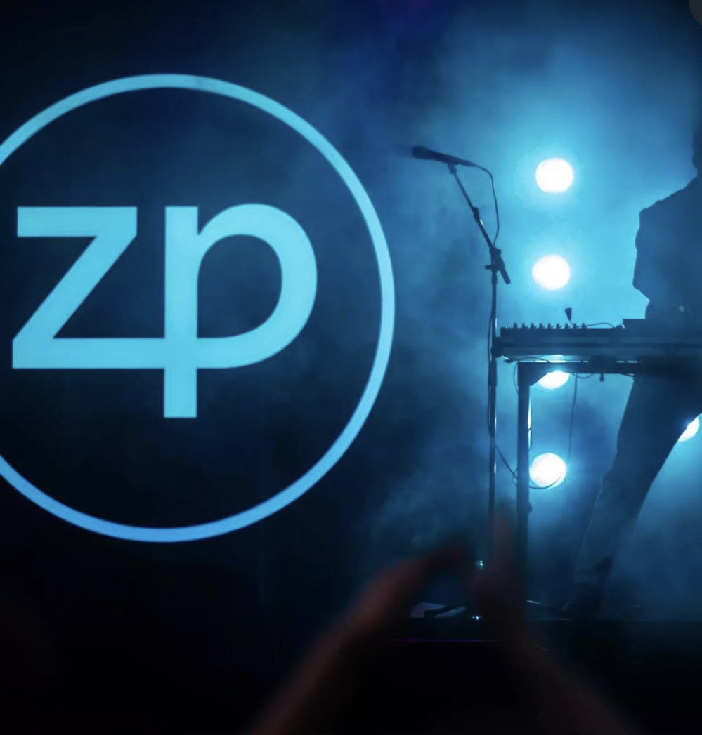 Belyst logo til bandet Zar Paulo, anvendt som en integreret del af scenografien og stemningsskabende lyselement på scenen.