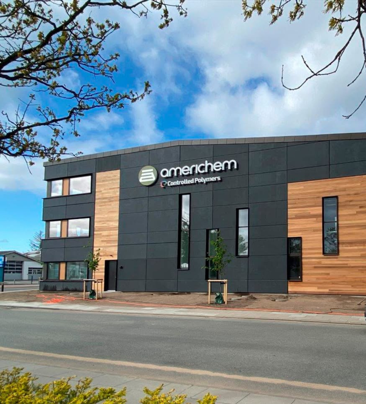 Logo og navn monteret som facadebogstaver på bygningen hos Americhem, specialfremstillet på mål af Skiltefabrikken.nu.