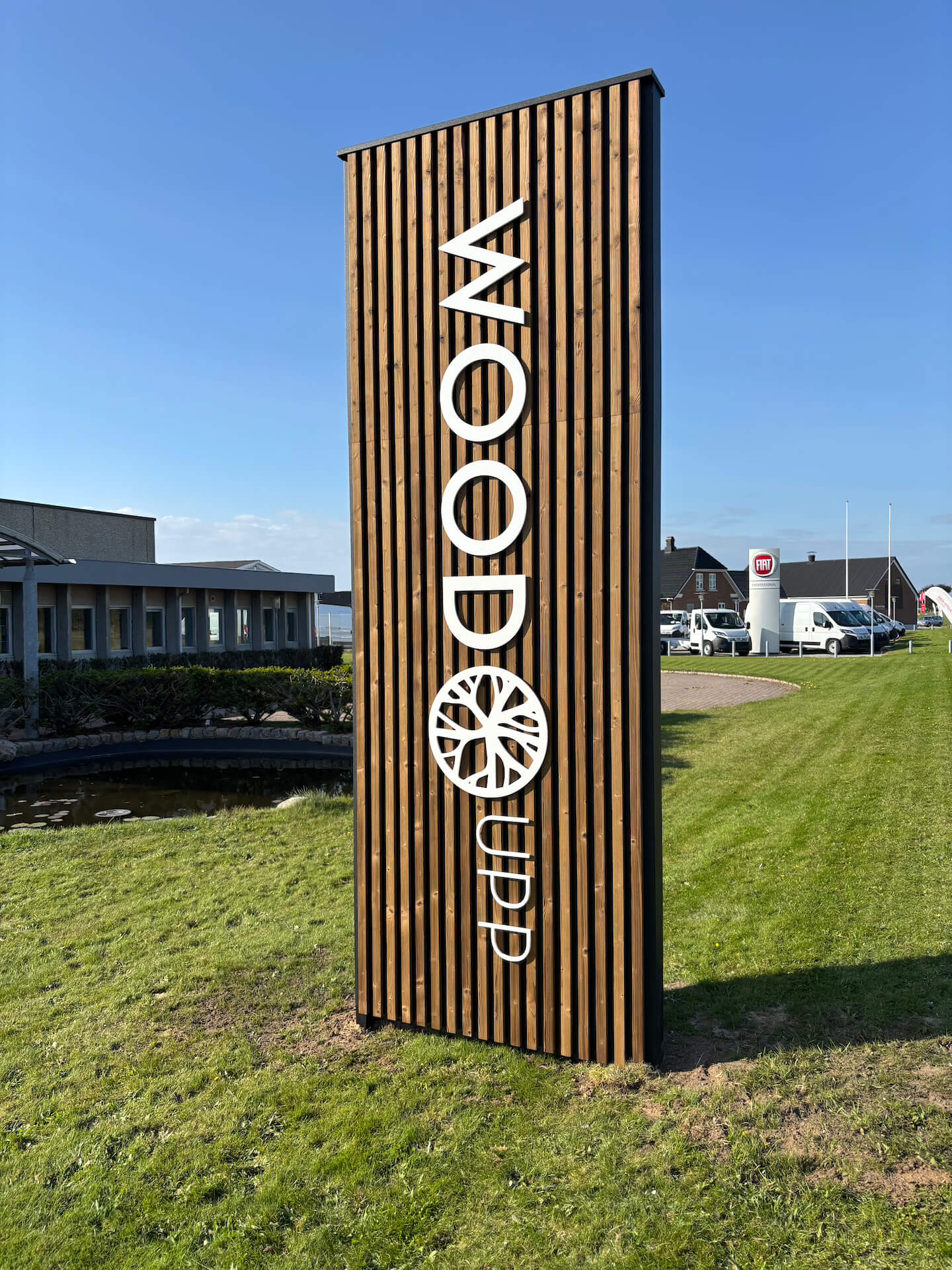 Skiltepylon beklædt med træpaneler hos WoodUpp.