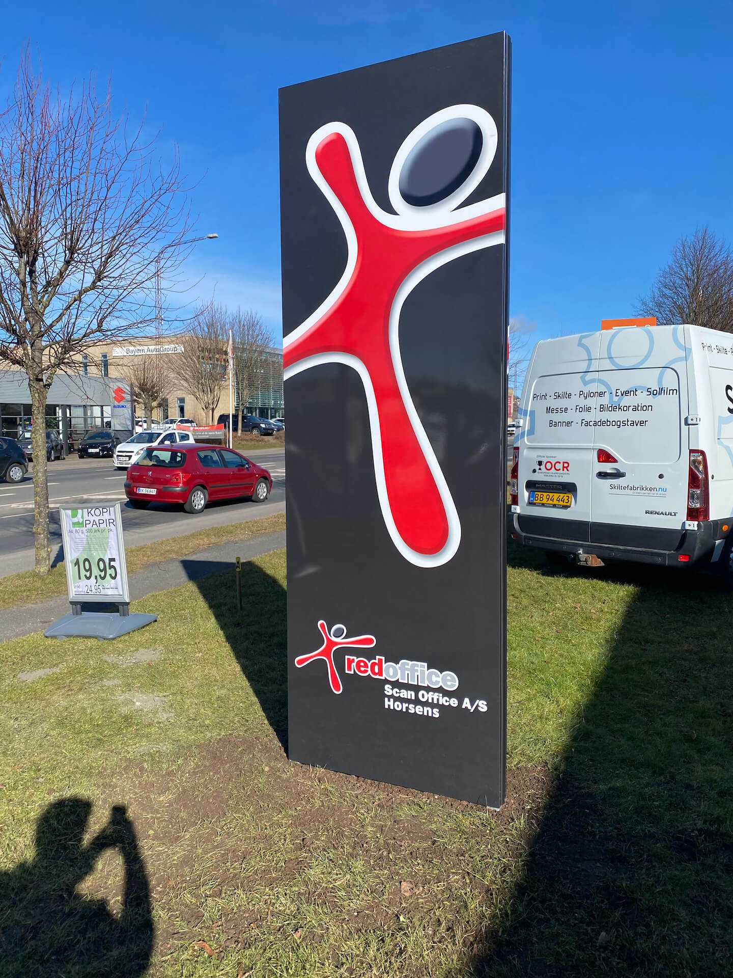 Skiltepyloner til erhverv, placeret ved Redoffice, der skaber høj synlighed og professionel skiltning.