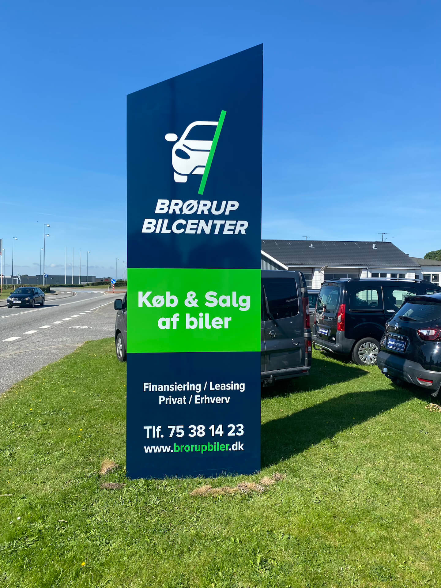 Pylon med logo og kontaktoplysninger hos Brørup Bilcenter, der skaber blikfang og tydelig skiltning for kunder og besøgende.