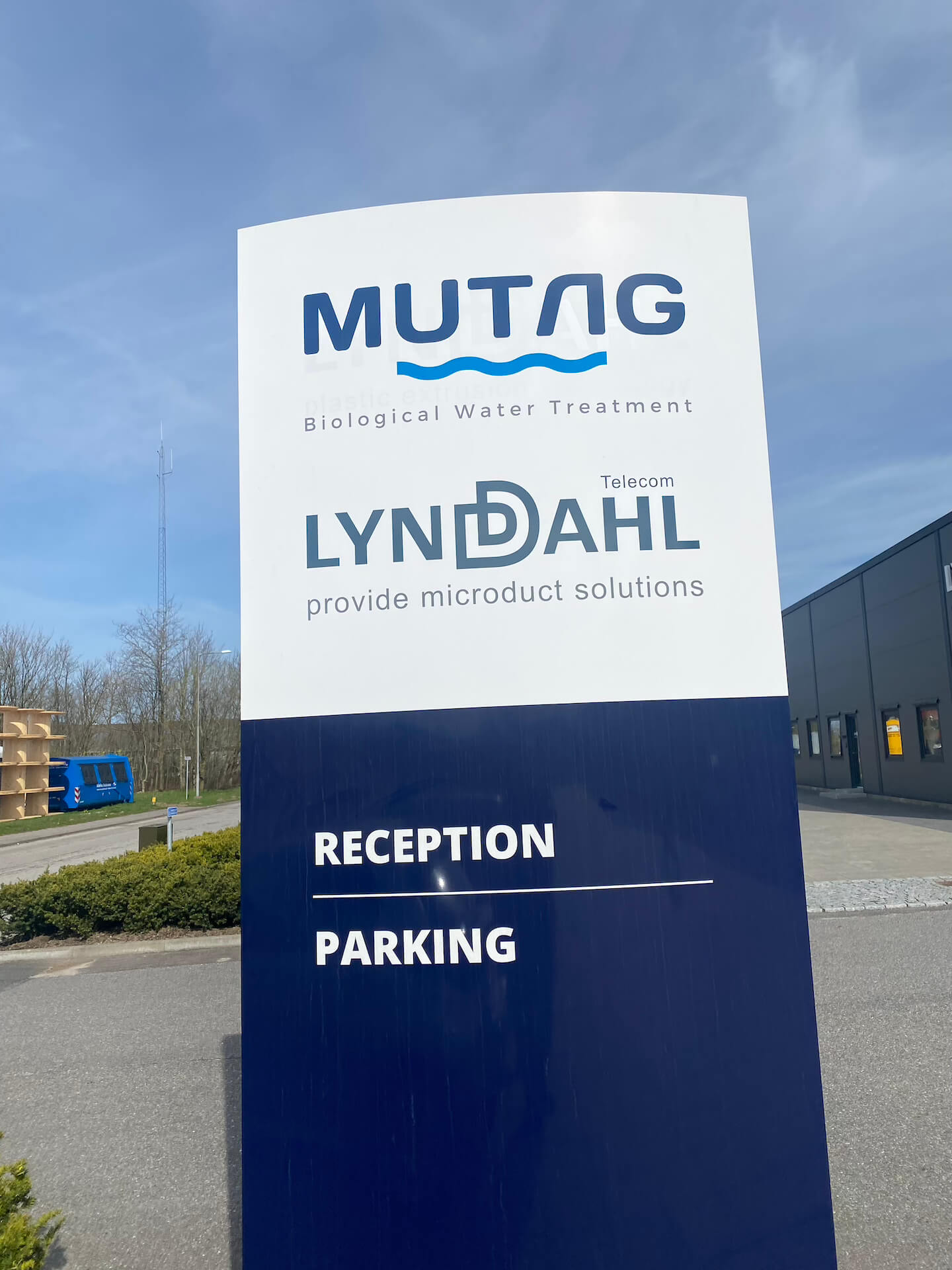 Reklamepylon hos Lynddahl Telecom, der guider gæster og besøgende sikkert til reception og parkering med klar og synlig skiltning.